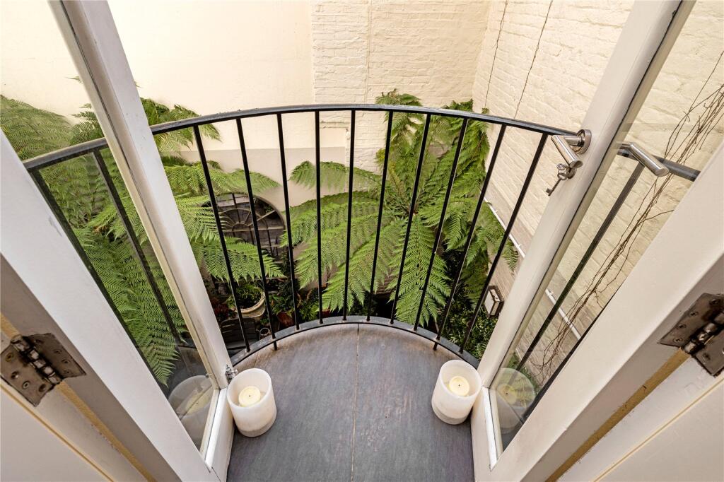 3 bedroom maisonette for sale in Connaught Square, Hyde Park, London, W2